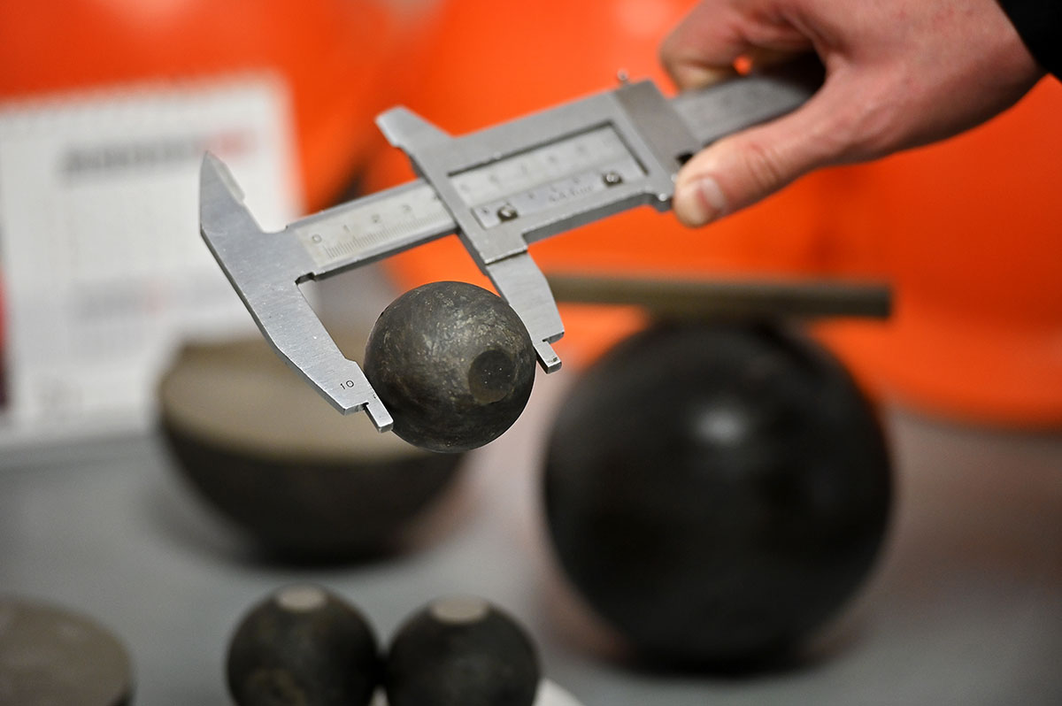 Parameters of grinding balls