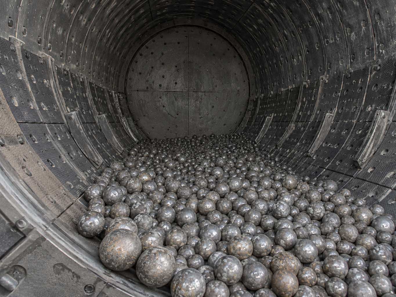 Influence of ore properties on the selection of grinding balls
